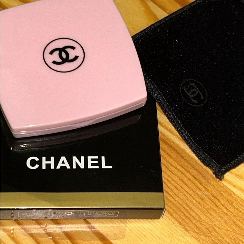 Chanel compact mirror 🪞 - Picture 3 of 6